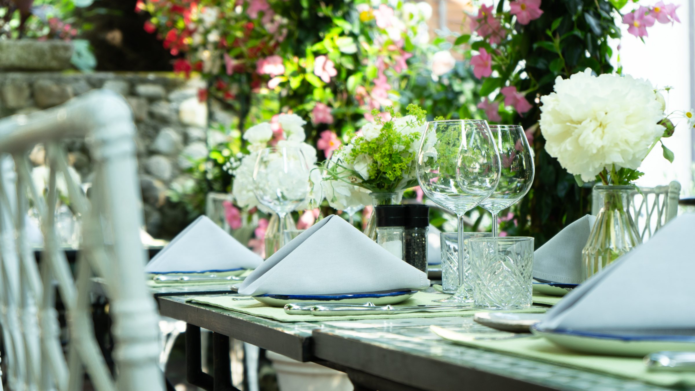 Table dressée dans le jardin fleuri Table dressée dans le jardin fleuri