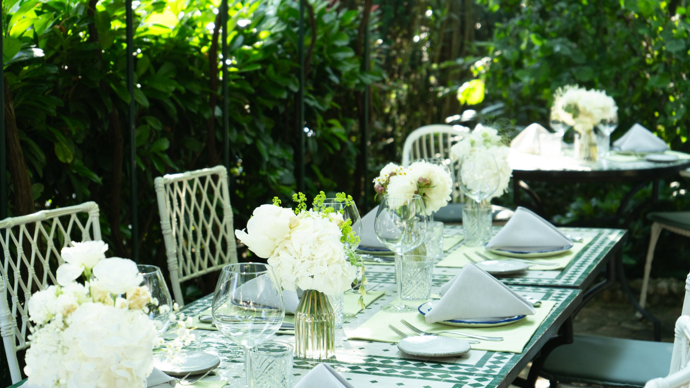 Table dressée avec des fleurs sur la terrasse Table dressée avec des fleurs sur la terrasse